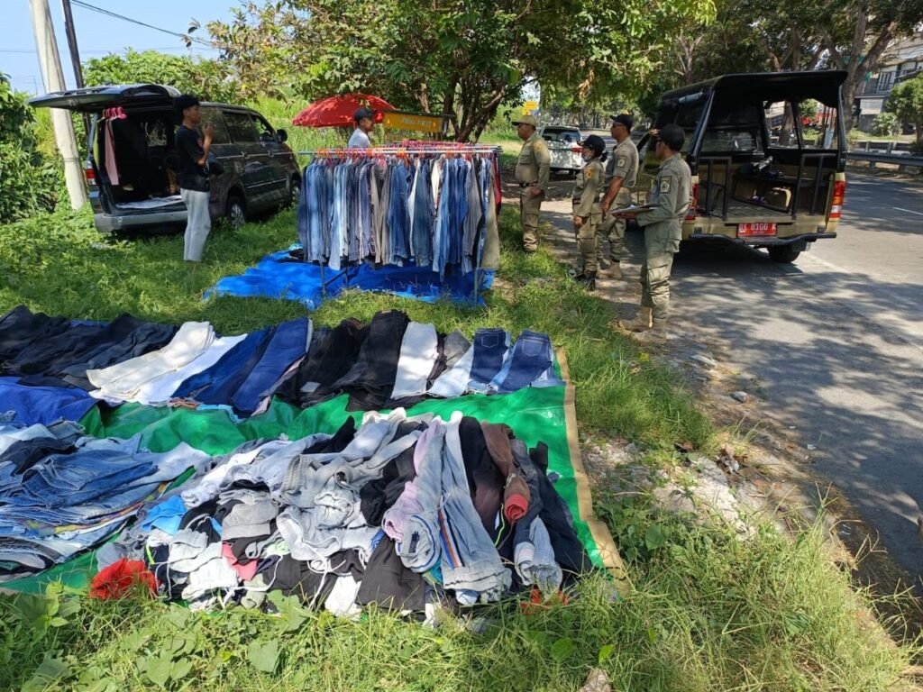 Pedagang baju di pinggir jalan ditertibkan.