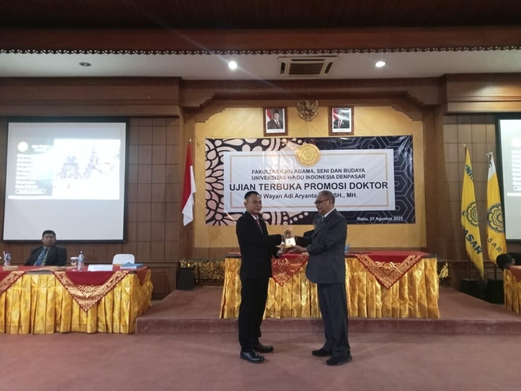 Wayan Aryanta (kiri) usai pemaparan disertasi di Kampus UNHI Denpasar.