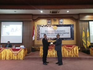 Wayan Aryanta (kiri) usai pemaparan disertasi di Kampus UNHI Denpasar.