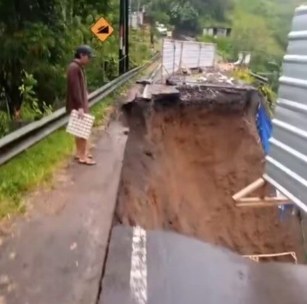 Jalan jebol nyaris sebabkan korban, satu motor jatuh.