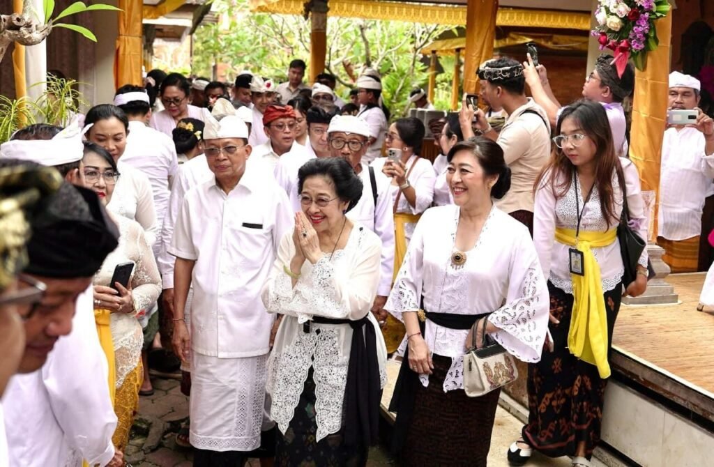 Megawati didampingi Prananda dan rombongan jajaran PDIP Bali ke Geria.
