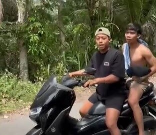 Dua pelaku ini ditahan polisi usai menganiaya remaja usia 14 tahun di Jalan Antiga Manggis.