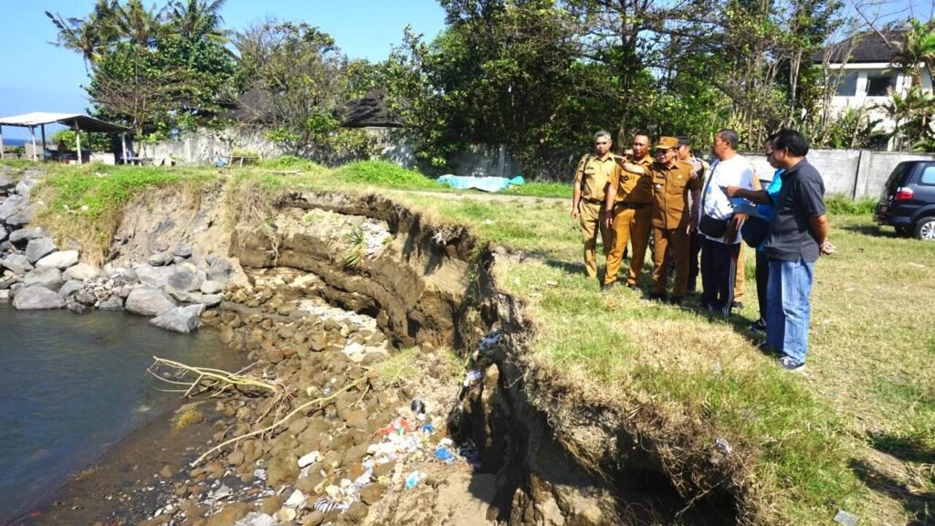 Kondisi abrasi di Pantai Kusamba mendapat perhatian dari pemerintah.