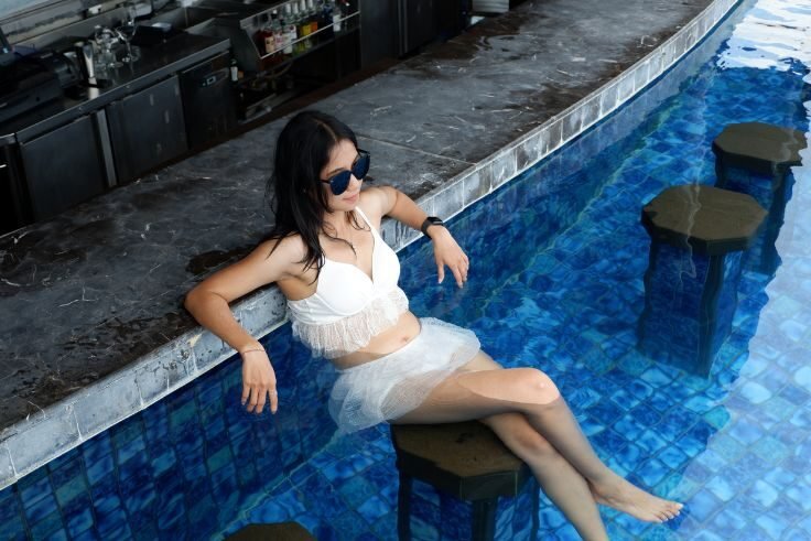 Pengunjung menikmati kenyamanan berenang di Infinity Pool rooftop FOX Jimbaran Beach Bali.