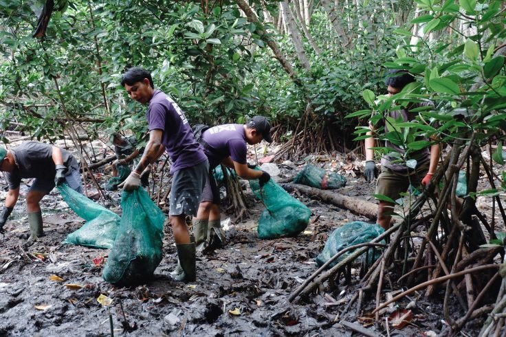 FOX Jimbaran Beach Bali dan Ascott Regional Bali bersama Sungai Watch bergotong royong membersihkan kawasan hutan mangrove di Denpasar.
