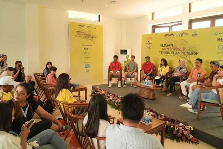 From left to right: Indonesian athlete Luki Chandra, British athlete Max Basing, Permata Bank Division Head Corporate Banking 1 Lambas Marasi Tua, Tournament Director Lani Sardadi, BNI Senior Vice President Corporate Banking 2 Ditya Maharhani Harninda, Operation and Service Group Head The Nusa Dua I Putu Trisna Wijaya, Paiton Energy CFO Bayu Widyanto, and PT AMMAN Mineral Internasional Tbk VP Corporate Communications Kartika Octaviana.