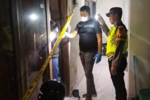Petugas melakukan olah TKP di kamar kos tempat korban ditemukan meninggal dunia.