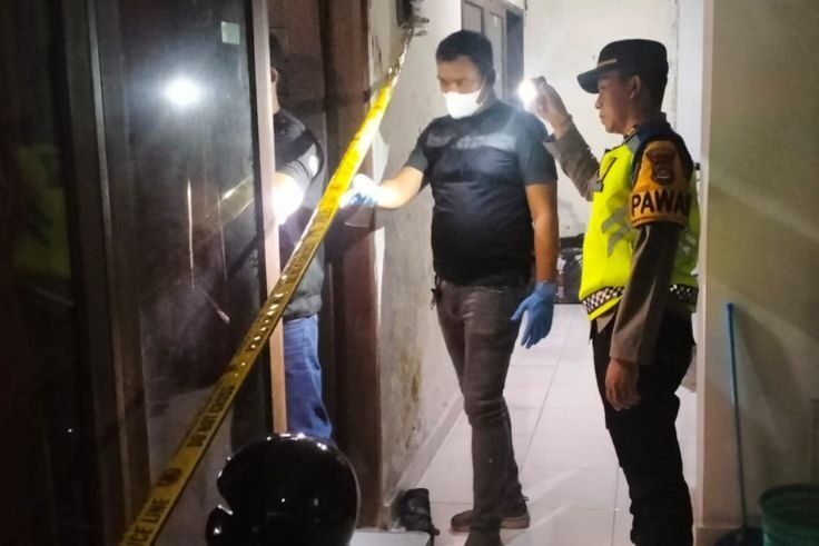 Petugas melakukan olah TKP di kamar kos tempat korban ditemukan meninggal dunia.