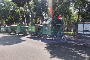 Sejumlah motor cikar (moci) berisi sampah terparkir di depan Kantor Gubernur.