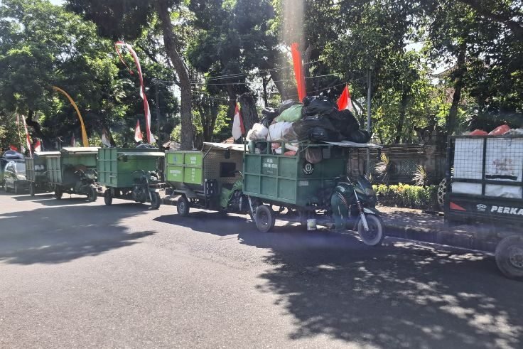 Sejumlah motor cikar (moci) berisi sampah terparkir di depan Kantor Gubernur.