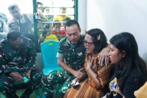 Pangdam IX/Udayana Mayjen TNI Piek Budyakto saat melayat ke rumah duka Prada Lucky di Asrama Kuanino, Kecamatan Kota Raja, Kota Kupang.