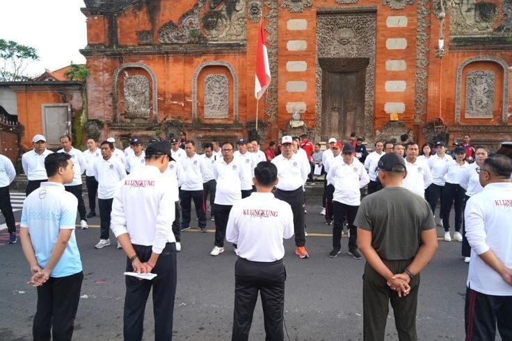 Pengenalan Baju Klungkung Mahottama berkonsep Tridatu.