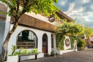 HUT Bali delights guests in Seminyak with handcrafted dishes, fresh pastries, and a cozy all-day café atmosphere.