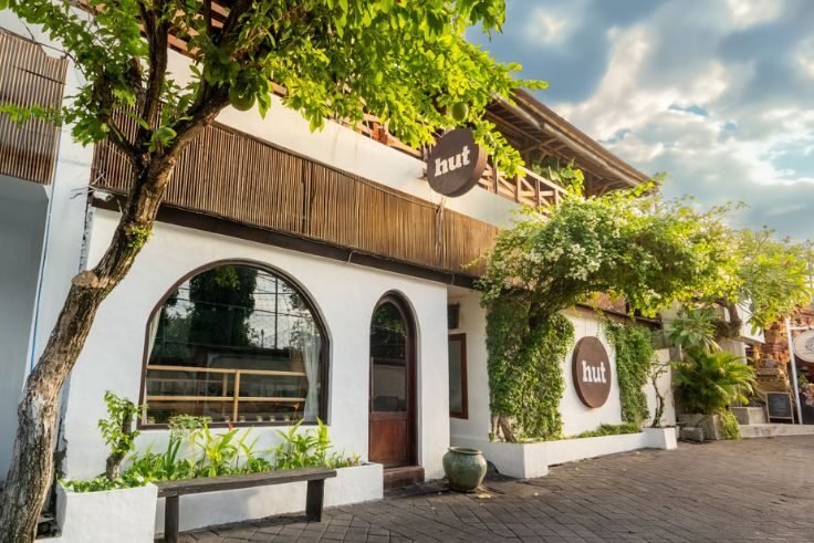 HUT Bali delights guests in Seminyak with handcrafted dishes, fresh pastries, and a cozy all-day café atmosphere.