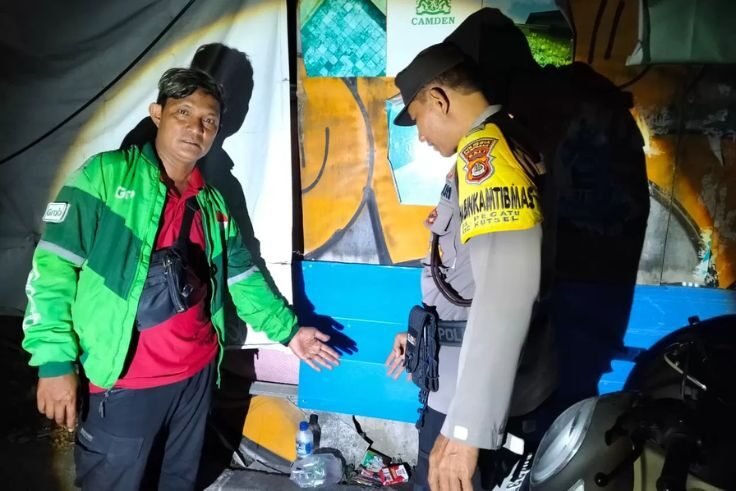 Petugas kepolisian mendatangi lokasi meninggalnya driver ojol di depan Pantai Padang-Padang, Pecatu.