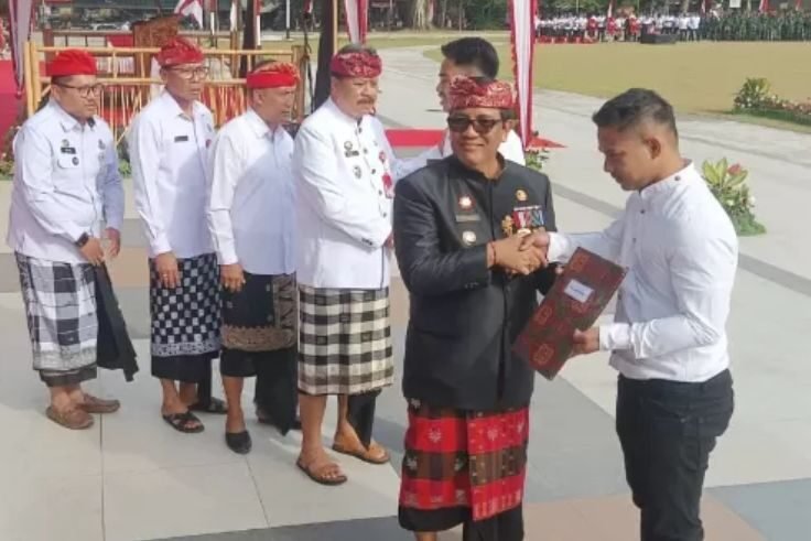 Dua orang Warga Binaan menerima remisi secara simbolis langsung dari Bupati