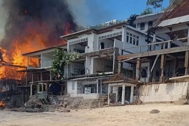 Kondisi kebakaran bangunan di tebing Pantai Bingin, Kuta Selatan, Badung.