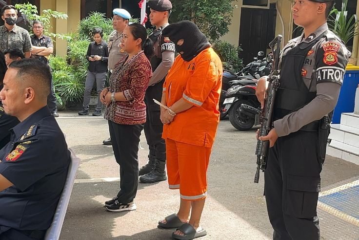 Tersangka WNA asal Peru, NSBC (42), dihadirkan polisi saat rilis di Mapolda Bali.