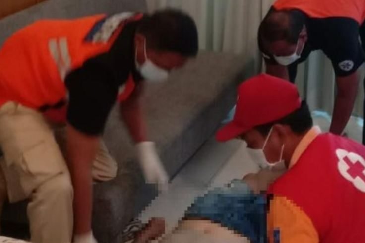 Petugas mengevakuasi dua jenazah pria yang ditemukan tewas di dalam kamar apartemen mewah kawasan Denpasar Barat.