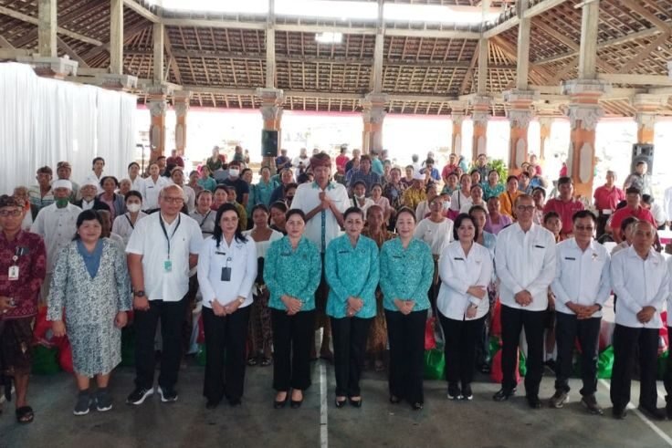 Ketua TP PKK Provinsi Bali, Ny. Putri Koster, berfoto bersama warga dan kader PKK usai penyaluran bantuan di Desa Adat Beng, Gianyar.