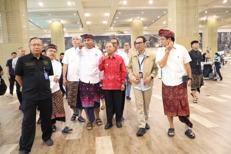 Gubernur Bali, Wayan Koster meninjau pelayanan Bandara Ngurah Rai.