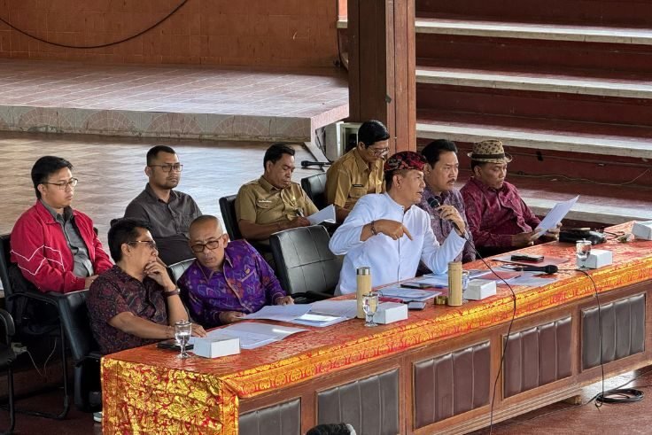 Ketua DPRD Bali, Dewa Made Mahayadnya saat menerima audiensi Forum Perjuangan Driver Pariwisata Bali.