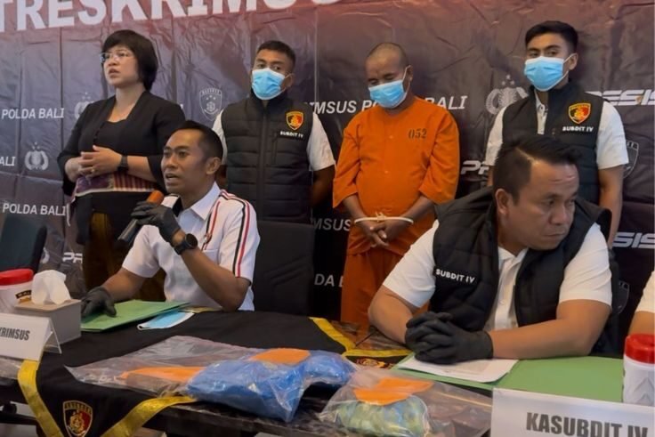 Simplisius Anggul alias Simin (39) saat dihadirkan kehadapan awak media.