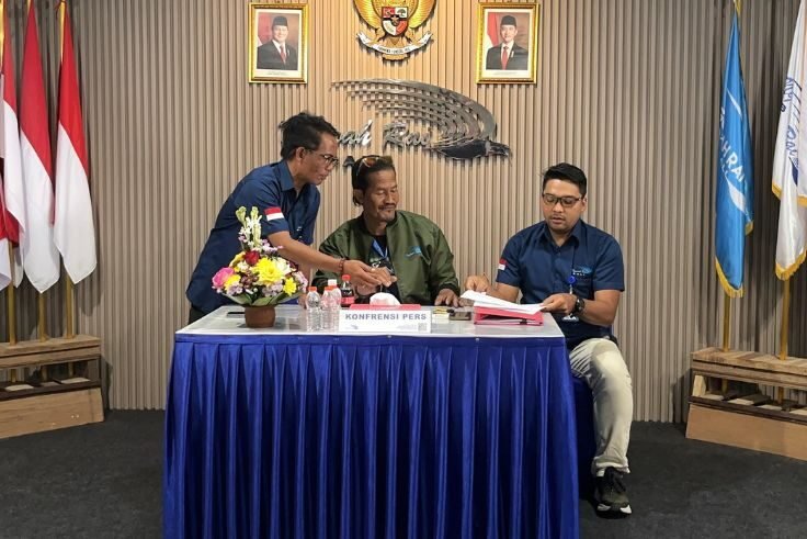 Ketua Koperasi Taksi Ngurah Rai, I Kadek Ari Sucitha, SH., M.Kn., (tengah) didampingi Branch Manager Taxi Ngurah Rai, I Gusti Agung Ketut Darmawan, SE., SH., M.Kn., (kanan) saat memberikan memberikan keterangan pers di kantornya, Rabu (27/8) sore.