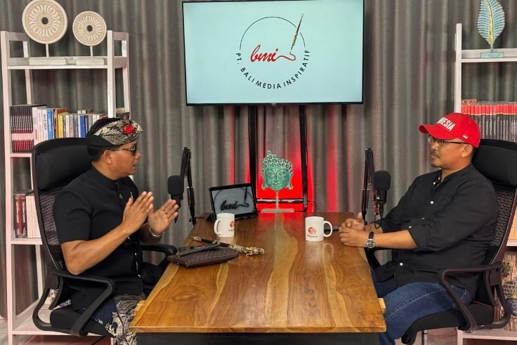 Lenyu Kertawangi, pengusaha batu padas asal Gianyar, menceritakan lika-liku usahanya yang penuh kontroversi dalam program Topi Merah Bali News ID.