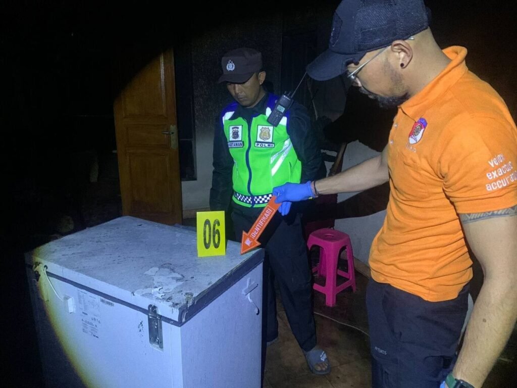 Petugas menggelar olah TKP di kamar rumah warga Kayubuhi.