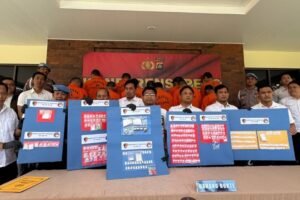 Aparat Polresta Denpasar menunjukkan barang bukti hasil pengungkapan kasus narkotika dalam konferensi pers.