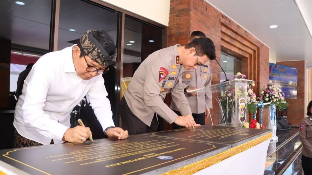 Kapolda Bali Daniel Adityajaya bersama Bupati Badung Wayan Adi Arnawa meresmikan gedung baru Polresta Denpasar usai renovasi, Senin (4/8).