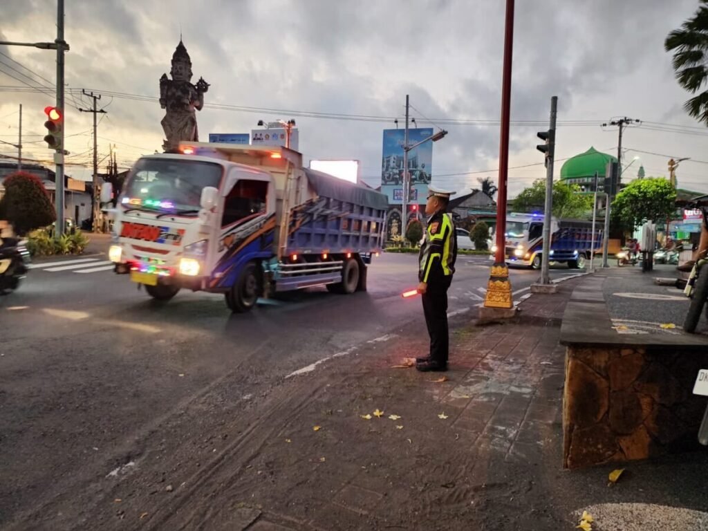 Truk melintas di Kota Amlapura.