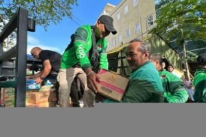 Penyaluran ratusan paket sembako dari Grab Indonesia bersama komunitas Mitra Pengemudi Grab kepada BPBD Provinsi Bali untuk warga terdampak banjir di Posko Cokroaminoto, Dauh Puri Kaja, Denpasar, Bali (17/09).