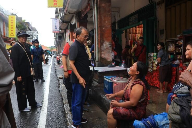 Gubernur Bali Wayan Koster menyapa dan menenangkan warga terdampak banjir saat meninjau kawasan terdampak di Denpasar.