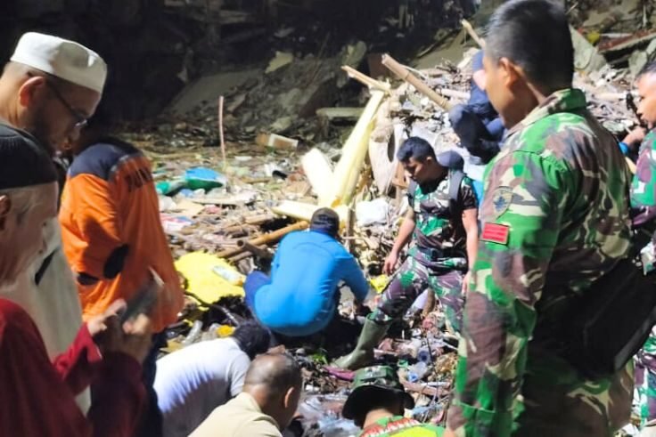 Petugas gabungan tampak menyisir puing-puing ruko yang roboh di Jalan Sulawesi, Denpasar, untuk mencari korban banjir yang masih hilang.