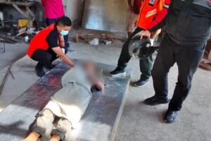 Petugas BPBD Kota Denpasar bersama aparat kepolisian mengevakuasi jenazah buruh bangunan yang tewas tersengat listrik di proyek bangunan Jalan Sekar Sari Gang Melasti, Kesiman Kertalangu, Denpasar Timur.