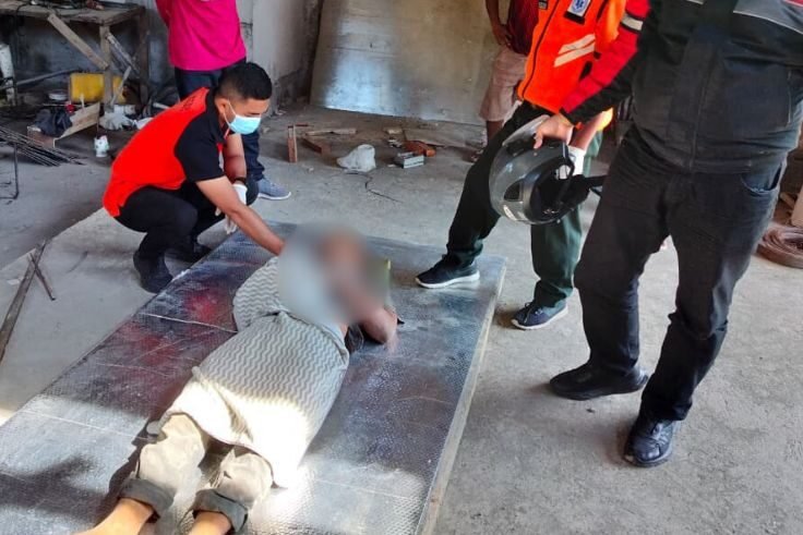 Petugas BPBD Kota Denpasar bersama aparat kepolisian mengevakuasi jenazah buruh bangunan yang tewas tersengat listrik di proyek bangunan Jalan Sekar Sari Gang Melasti, Kesiman Kertalangu, Denpasar Timur.