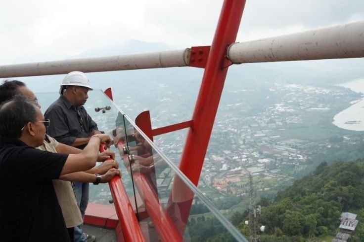 Gubernur Bali Wayan Koster meninjau progres pembangunan tahap kedua Turyapada Tower di Desa Pegayaman, Buleleng, Sabtu (27/9/2025).