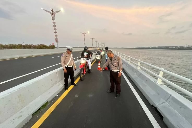 Polisi melakukan oleh TKP kecelakaan yang menewaskan seorang wanita.