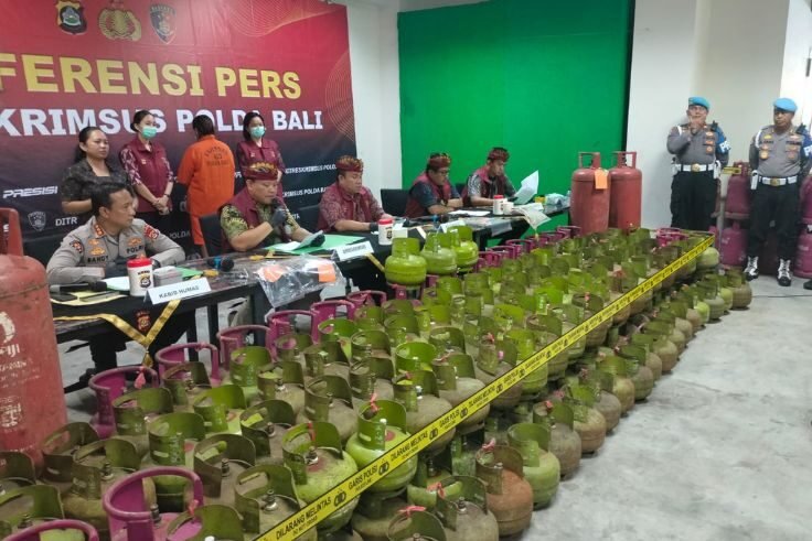 Pengungkapan kasus pengoplosan gas di Mapolda Bali, Selasa (30/9)