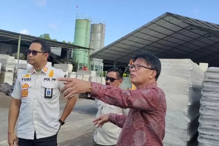 Tim Pansus DPRD Bali bersama Satpol PP Provinsi Bali saat melakukan sidak ke pabrik material konstruksi yang berdiri di kawasan hutan mangrove, Rabu (17/9).