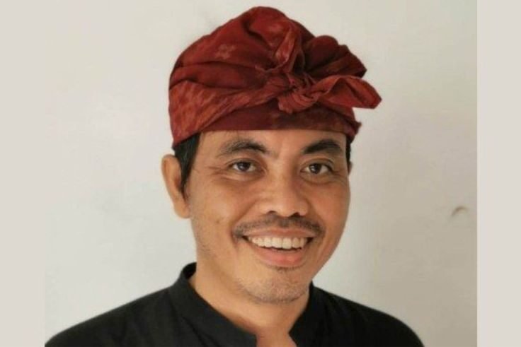 The writter, Sugi Lanus.