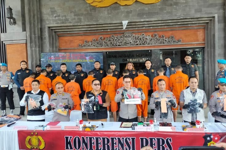Para tersangka kasus unjuk rasa anarkis 30 Agustus dihadirkan Polda Bali saat konferensi pers, Selasa (16/9/2025).