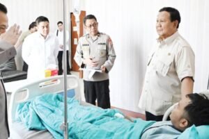 Presiden Prabowo Subianto didampingi Kapolri Jenderal Listyo Sigit Prabowo menjenguk polisi dan masyarakat korban demo anarkis yang dirawat di RS Polri Kramat Jati.
