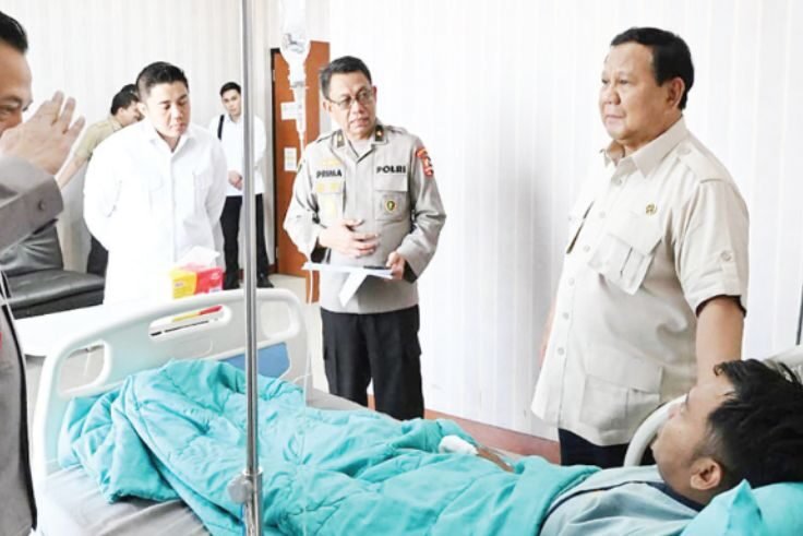 Presiden Prabowo Subianto didampingi Kapolri Jenderal Listyo Sigit Prabowo menjenguk polisi dan masyarakat korban demo anarkis yang dirawat di RS Polri Kramat Jati.