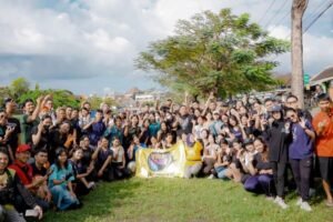 Nyoman Parta bersama relawan membersihkan sampah di kawasan Sungai Taman Pancing, Denpasar.