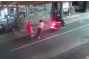 Tangkapan layar aksi jambret di Jalan Kubu Anyar, Senin (1/9) malam.