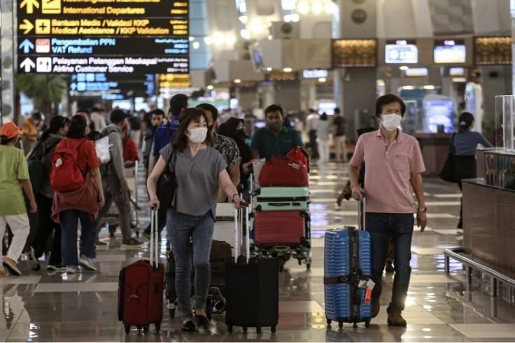 penumpang pesawat berjalan di Terminal 3 Bandara Internasional Soekarno Hatta.