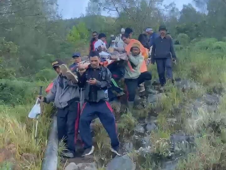 Korban pemangku yang naik gunung dievakuasi.